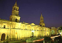 Plaza de Armas con Monumento de la Libertad - Tacna