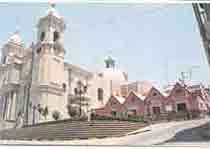 Iglesia y casas coloniales en Moquegua